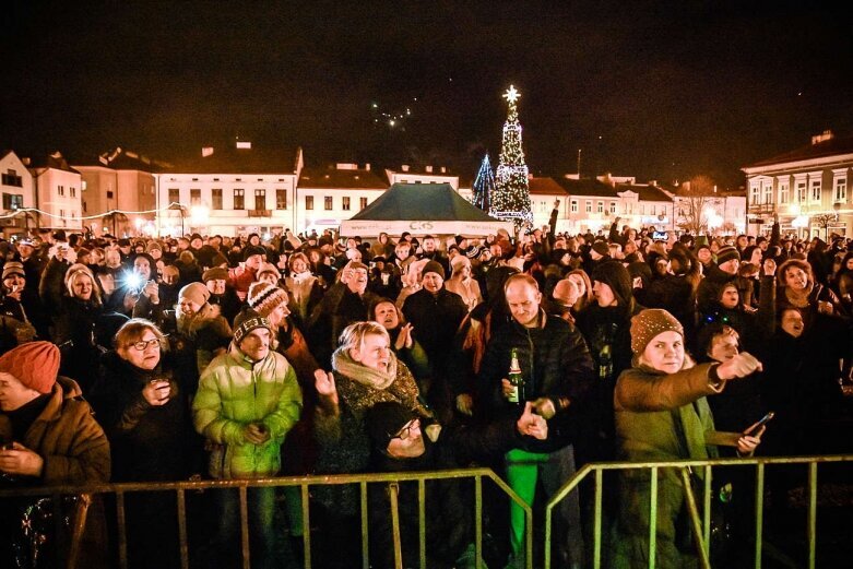  Skierniewiczanie powitali rok 2020 (więcej zdjęć) 