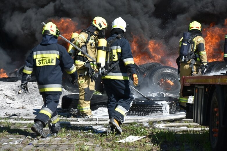  Składowisko opon stanęło w płomieniach 