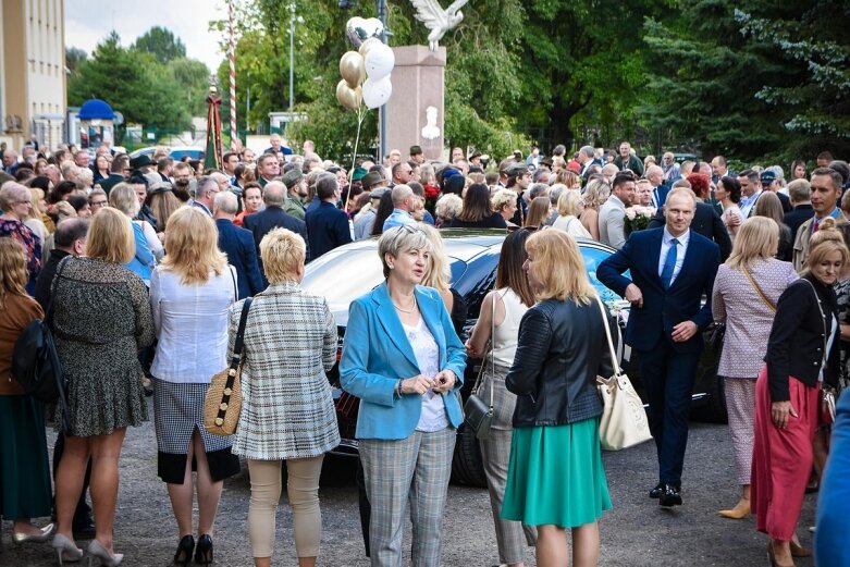  Ślub prezydenta Skierniewic. Państwo młodzi zajechali powozem 