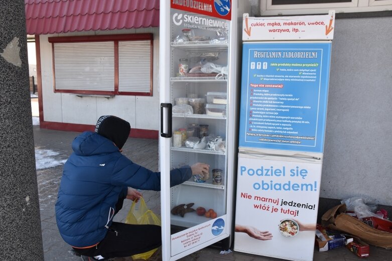  Społeczna lodówka pełna jedzenia. Można się częstować 