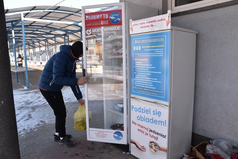  Społeczna lodówka pełna jedzenia. Można się częstować 