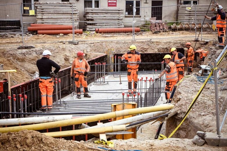  Stawiają podpory nowego wiaduktu w Skierniewicach [ZDJĘCIA] 