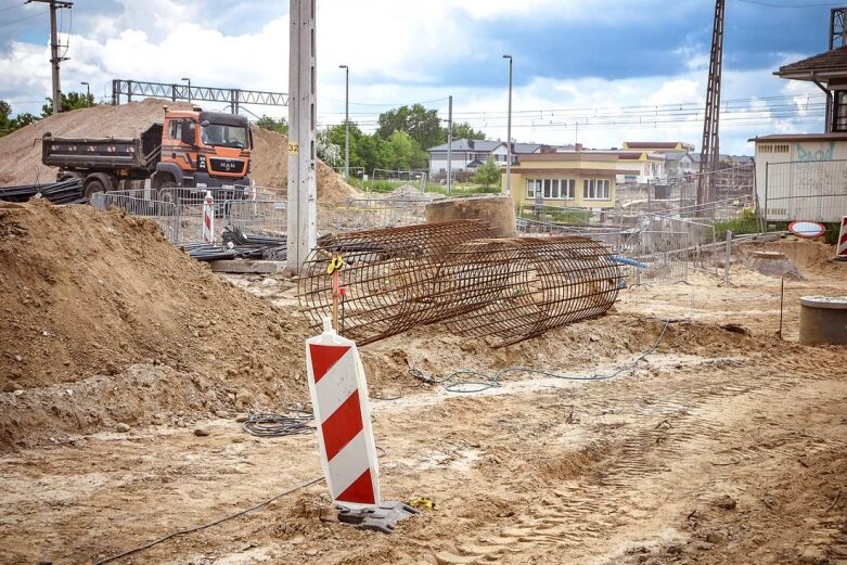  Stawiają podpory nowego wiaduktu w Skierniewicach [ZDJĘCIA] 