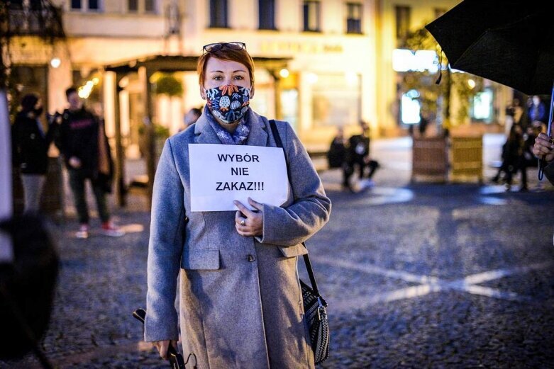  Strajk kobiet w Skierniewicach. Tłum skandował: ***** ***! [ZDJĘCIA, FILM] 