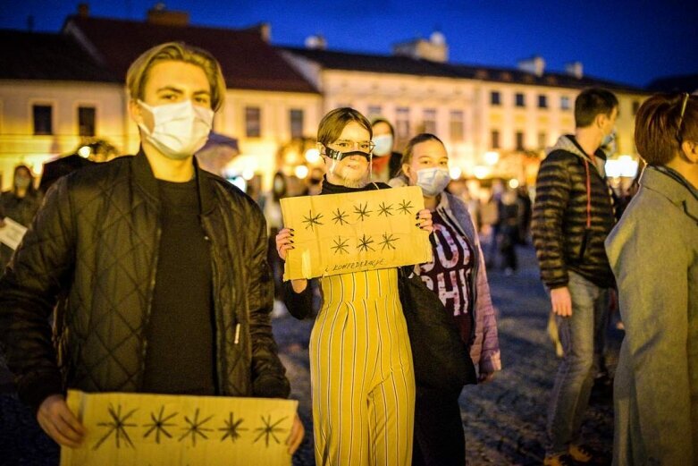  Strajk kobiet w Skierniewicach. Tłum skandował: ***** ***! [ZDJĘCIA, FILM] 