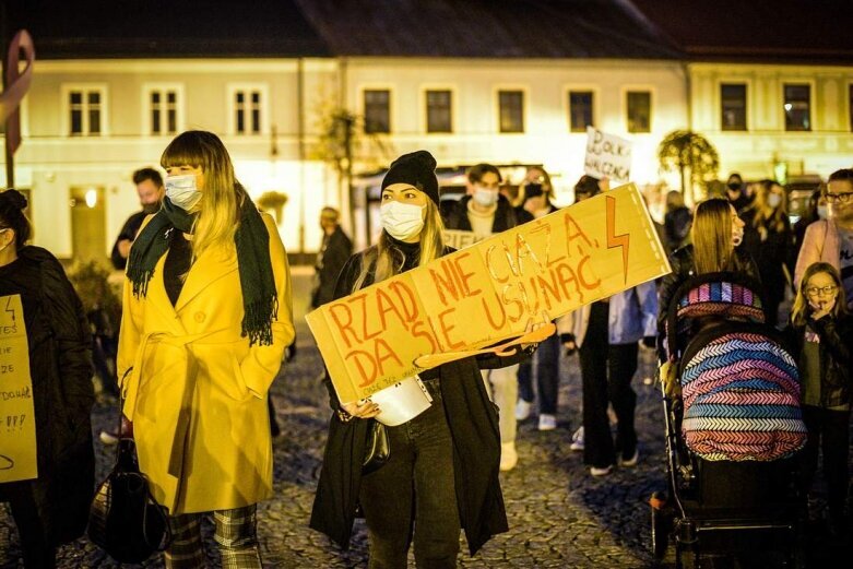  Strajk kobiet w Skierniewicach. Tłum skandował: ***** ***! [ZDJĘCIA, FILM] 