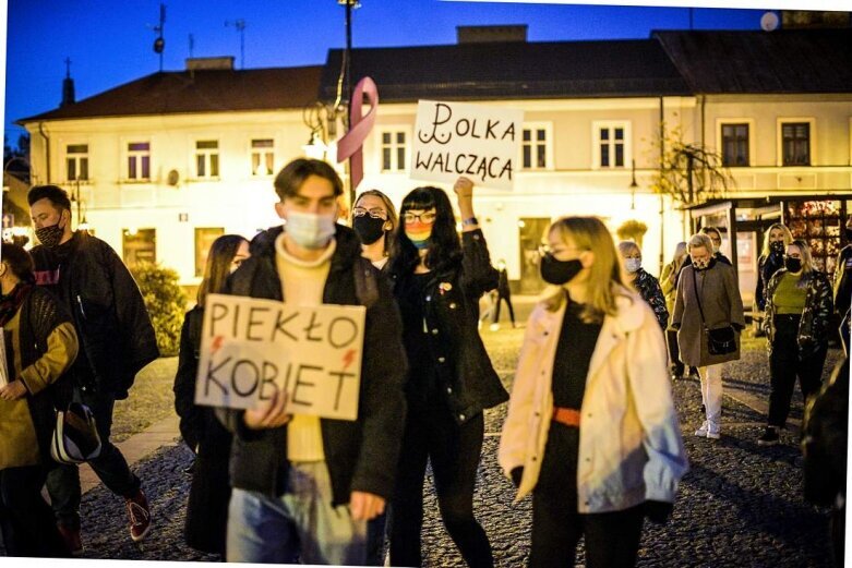  Strajk kobiet w Skierniewicach. Tłum skandował: ***** ***! [ZDJĘCIA, FILM] 