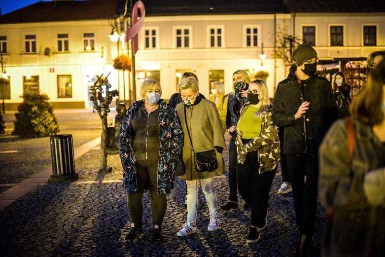  Strajk kobiet w Skierniewicach. Tłum skandował: ***** ***! [ZDJĘCIA, FILM] 