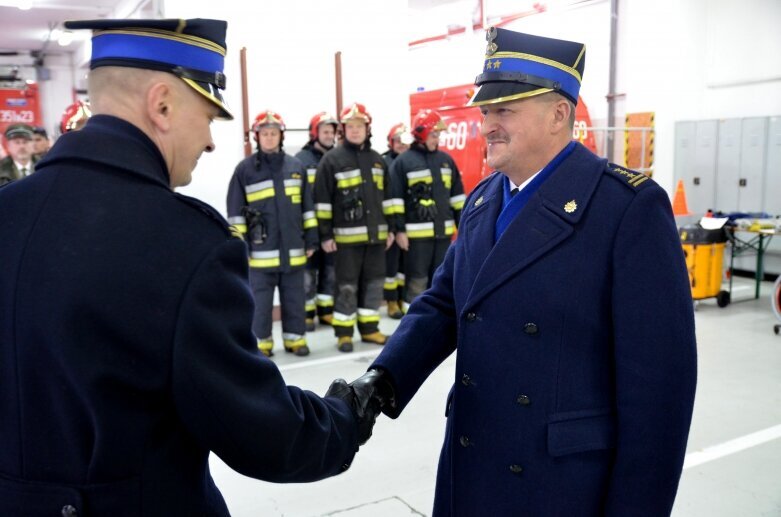  Strażacy w amerykańskich mundurach 