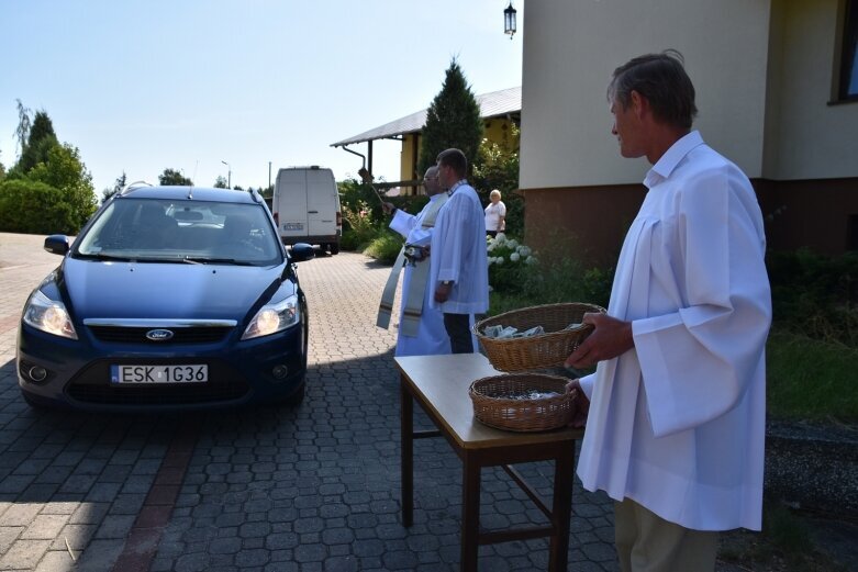  Święcono auta i modlono się o roztropność kierowców 