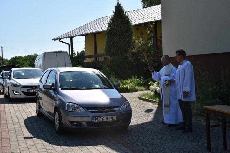  Święcono auta i modlono się o roztropność kierowców 