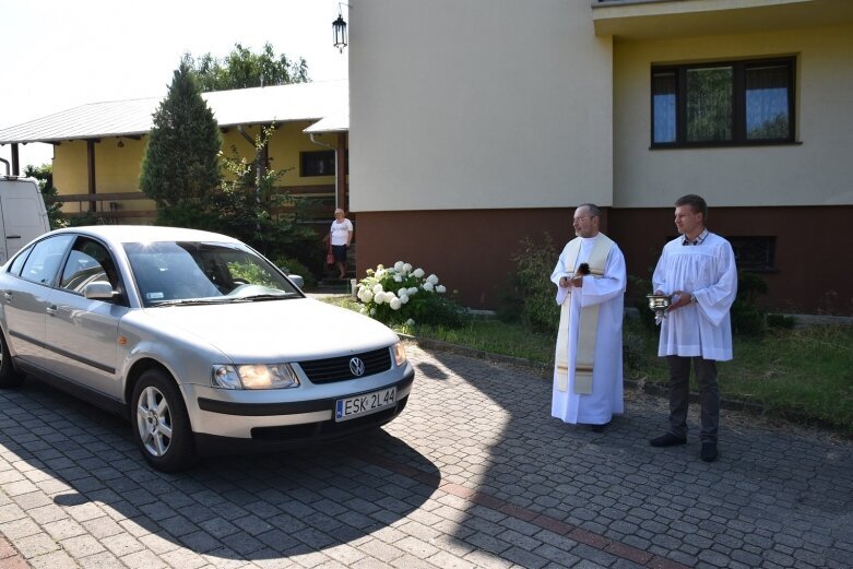  Święcono auta i modlono się o roztropność kierowców 