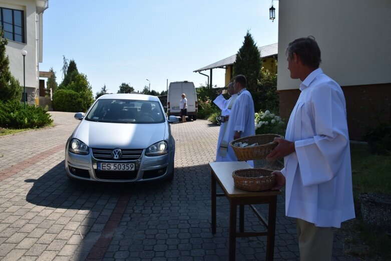  Święcono auta i modlono się o roztropność kierowców 