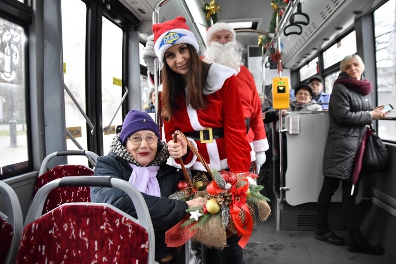  Święty Mikołaj zostawił sanie i podróżuje autobusem 