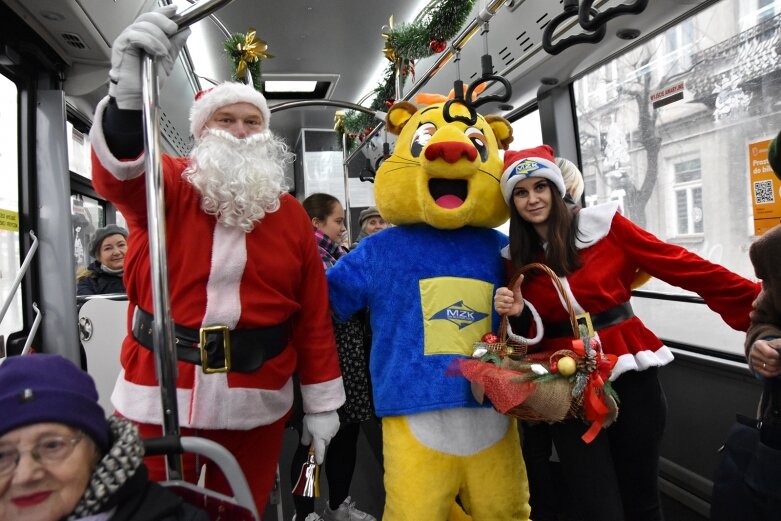  Święty Mikołaj zostawił sanie i podróżuje autobusem 