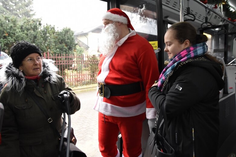  Święty Mikołaj zostawił sanie i podróżuje autobusem 