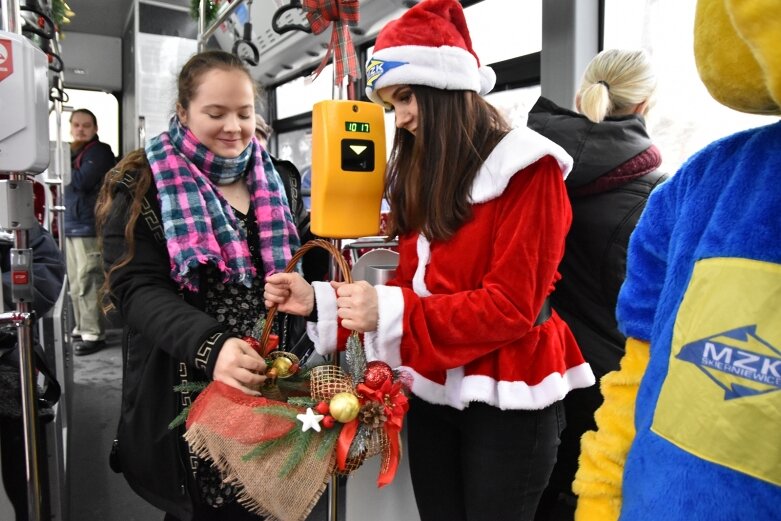  Święty Mikołaj zostawił sanie i podróżuje autobusem 