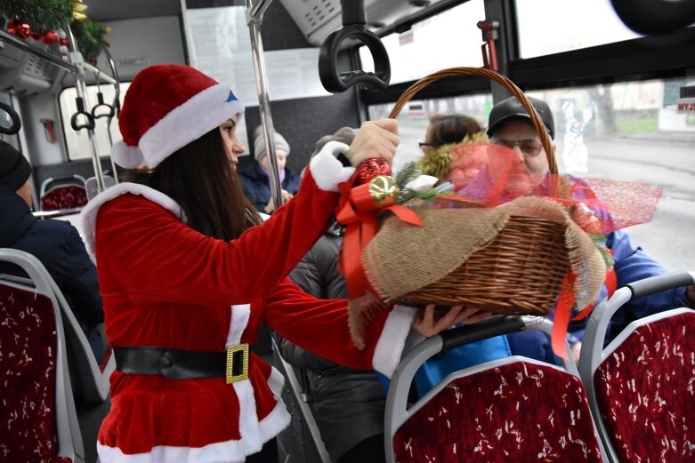  Święty Mikołaj zostawił sanie i podróżuje autobusem 