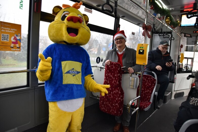  Święty Mikołaj zostawił sanie i podróżuje autobusem 