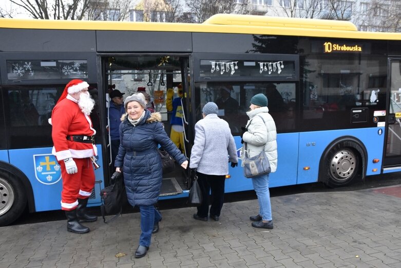  Święty Mikołaj zostawił sanie i podróżuje autobusem 