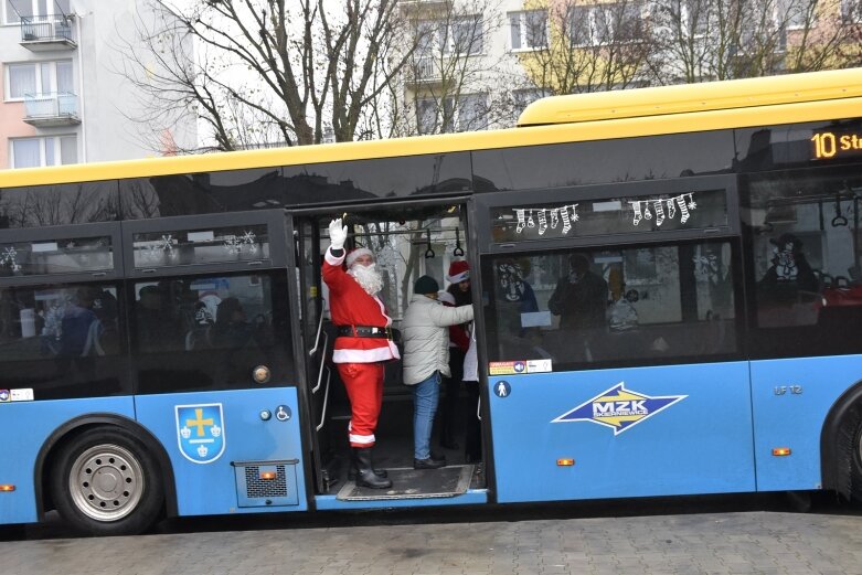  Święty Mikołaj zostawił sanie i podróżuje autobusem 