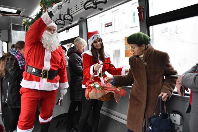  Święty Mikołaj zostawił sanie i podróżuje autobusem 