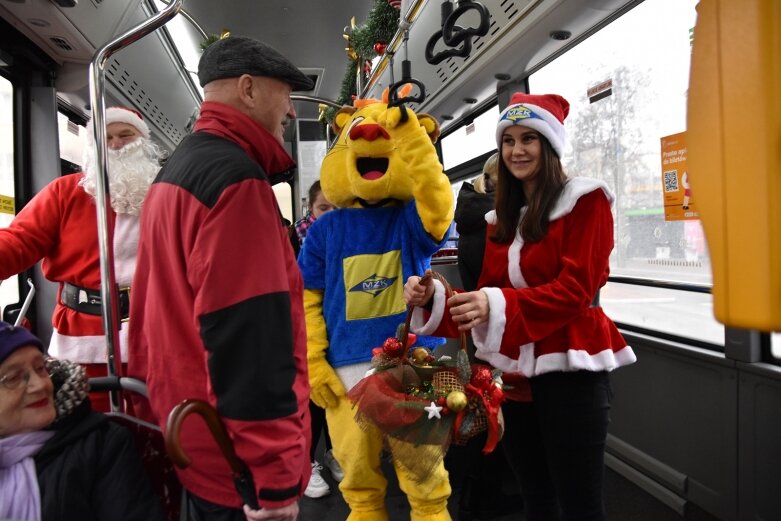  Święty Mikołaj zostawił sanie i podróżuje autobusem 