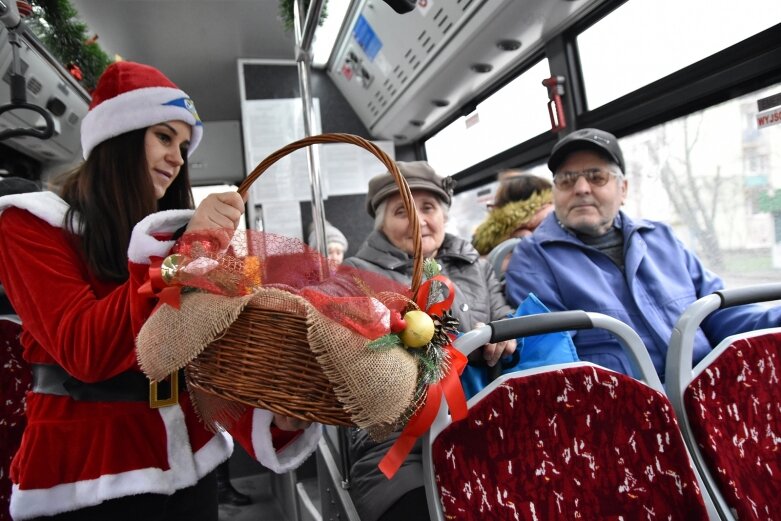  Święty Mikołaj zostawił sanie i podróżuje autobusem 