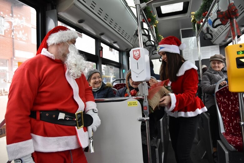  Święty Mikołaj zostawił sanie i podróżuje autobusem 