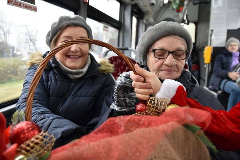  Święty Mikołaj zostawił sanie i podróżuje autobusem 