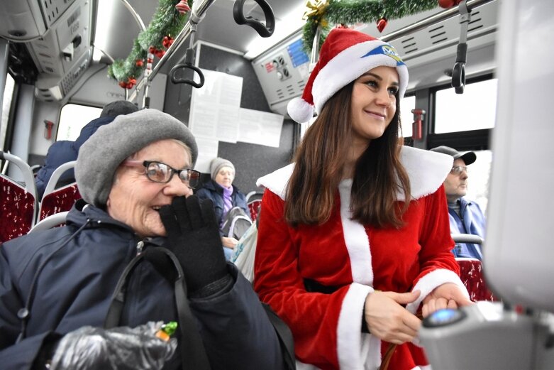  Święty Mikołaj zostawił sanie i podróżuje autobusem 