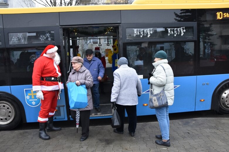  Święty Mikołaj zostawił sanie i podróżuje autobusem 