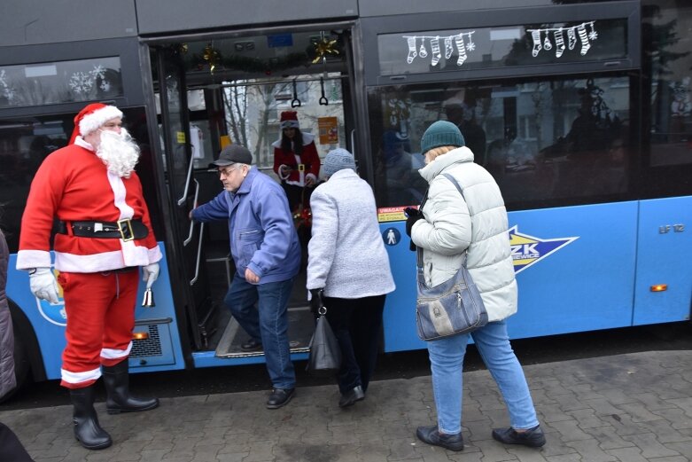  Święty Mikołaj zostawił sanie i podróżuje autobusem 