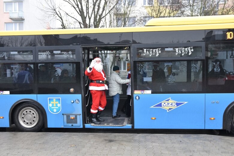  Święty Mikołaj zostawił sanie i podróżuje autobusem 