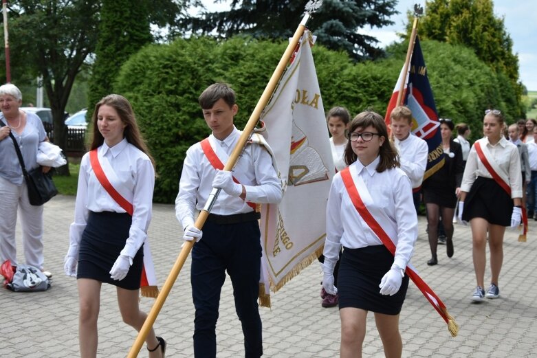  Szkoła w Żelaznej ma swój sztandar 