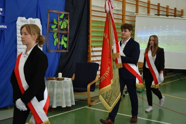  Szkoła w Żelaznej ma swój sztandar 