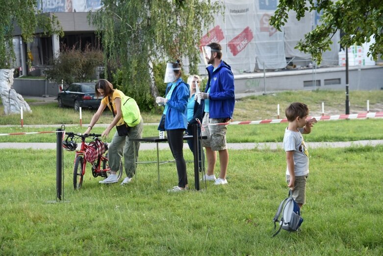  Tarapaty zagrały pod jabłonkami 