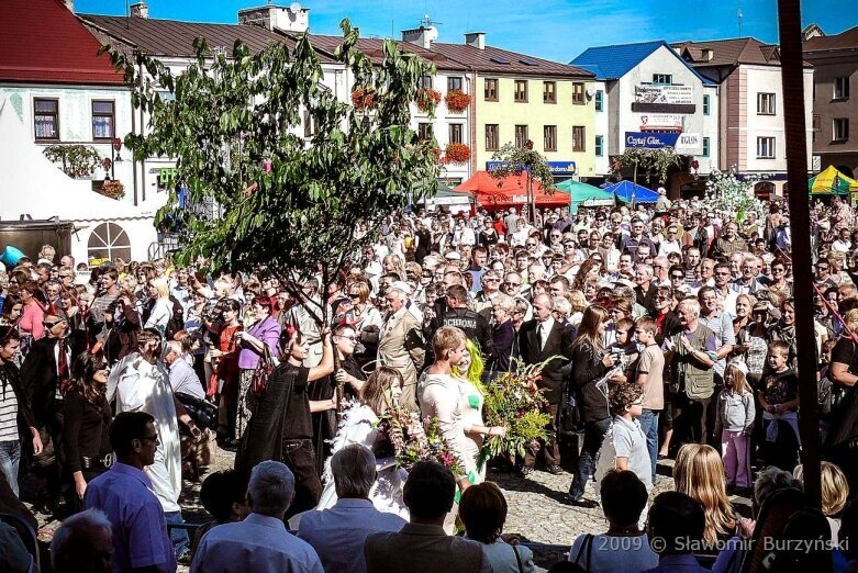  Tegoroczne święto kwiatów wisi na włosku. Zobacz, jak się bawiono w 2009 roku 