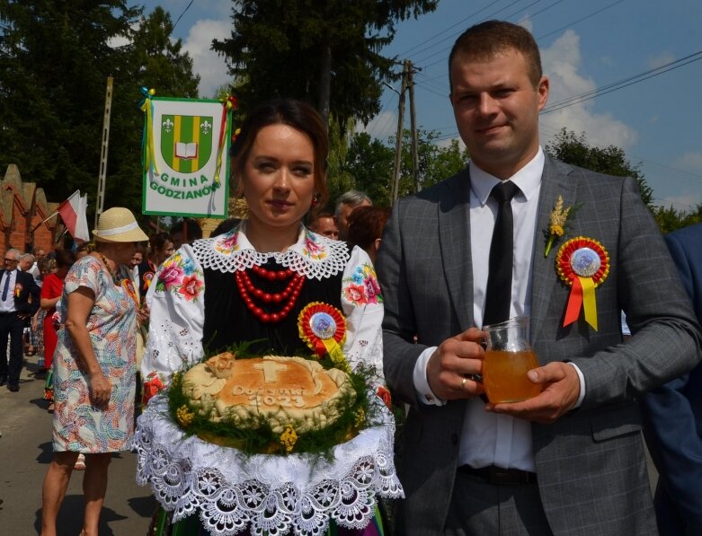  Tłumy na powiatowyh dożynkach w Godzianowie 