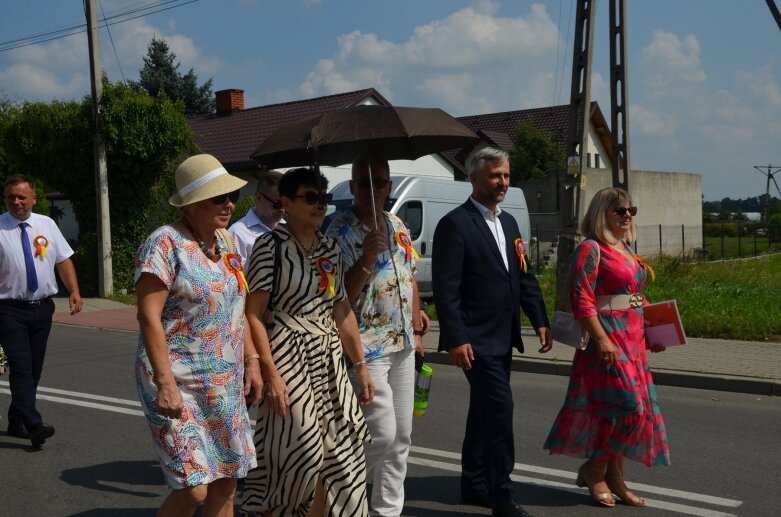  Tłumy na powiatowyh dożynkach w Godzianowie 