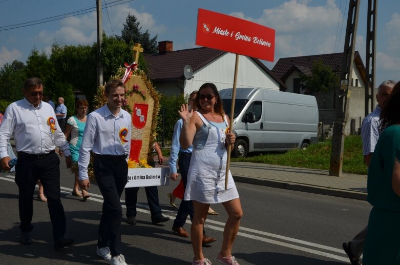  Tłumy na powiatowyh dożynkach w Godzianowie 