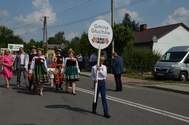  Tłumy na powiatowyh dożynkach w Godzianowie 