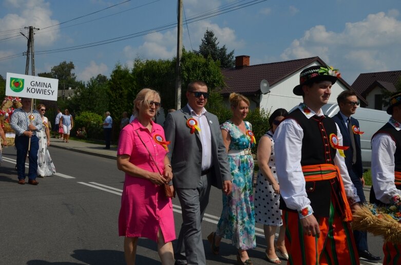  Tłumy na powiatowyh dożynkach w Godzianowie 