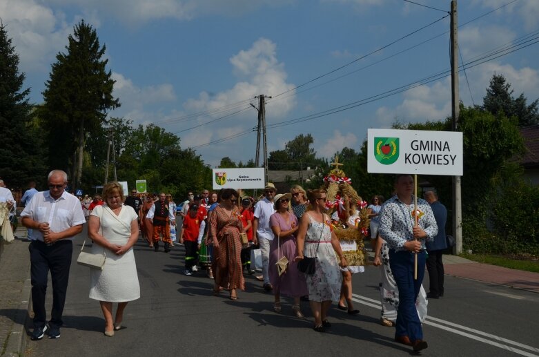  Tłumy na powiatowyh dożynkach w Godzianowie 