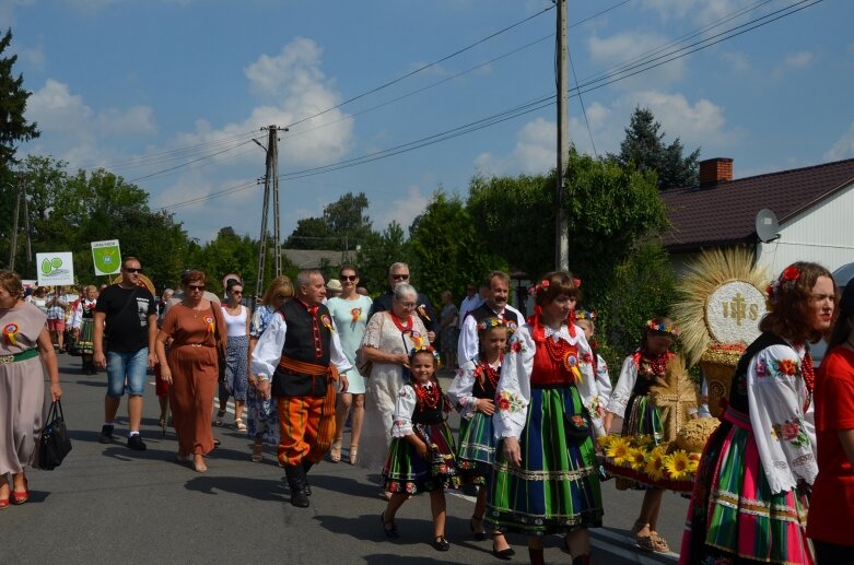  Tłumy na powiatowyh dożynkach w Godzianowie 