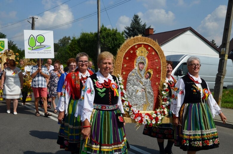  Tłumy na powiatowyh dożynkach w Godzianowie 