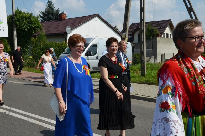  Tłumy na powiatowyh dożynkach w Godzianowie 