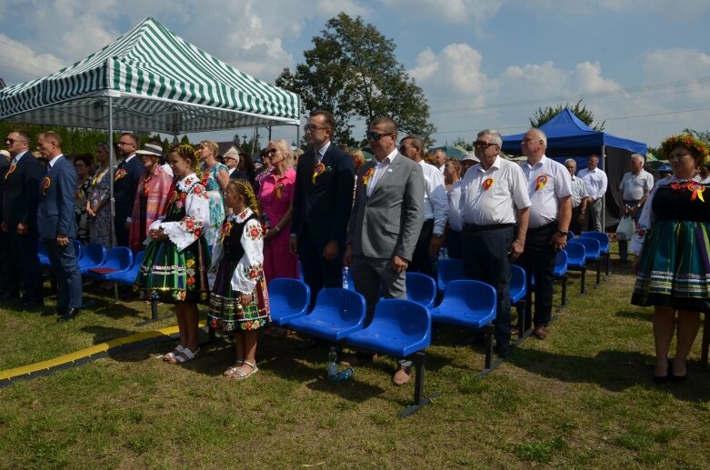  Tłumy na powiatowyh dożynkach w Godzianowie 