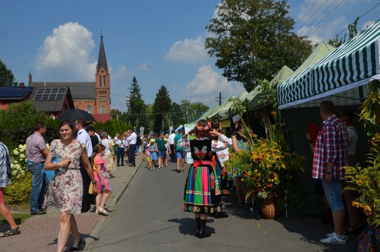  Tłumy na powiatowyh dożynkach w Godzianowie 