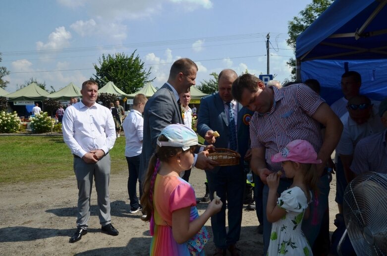  Tłumy na powiatowyh dożynkach w Godzianowie 